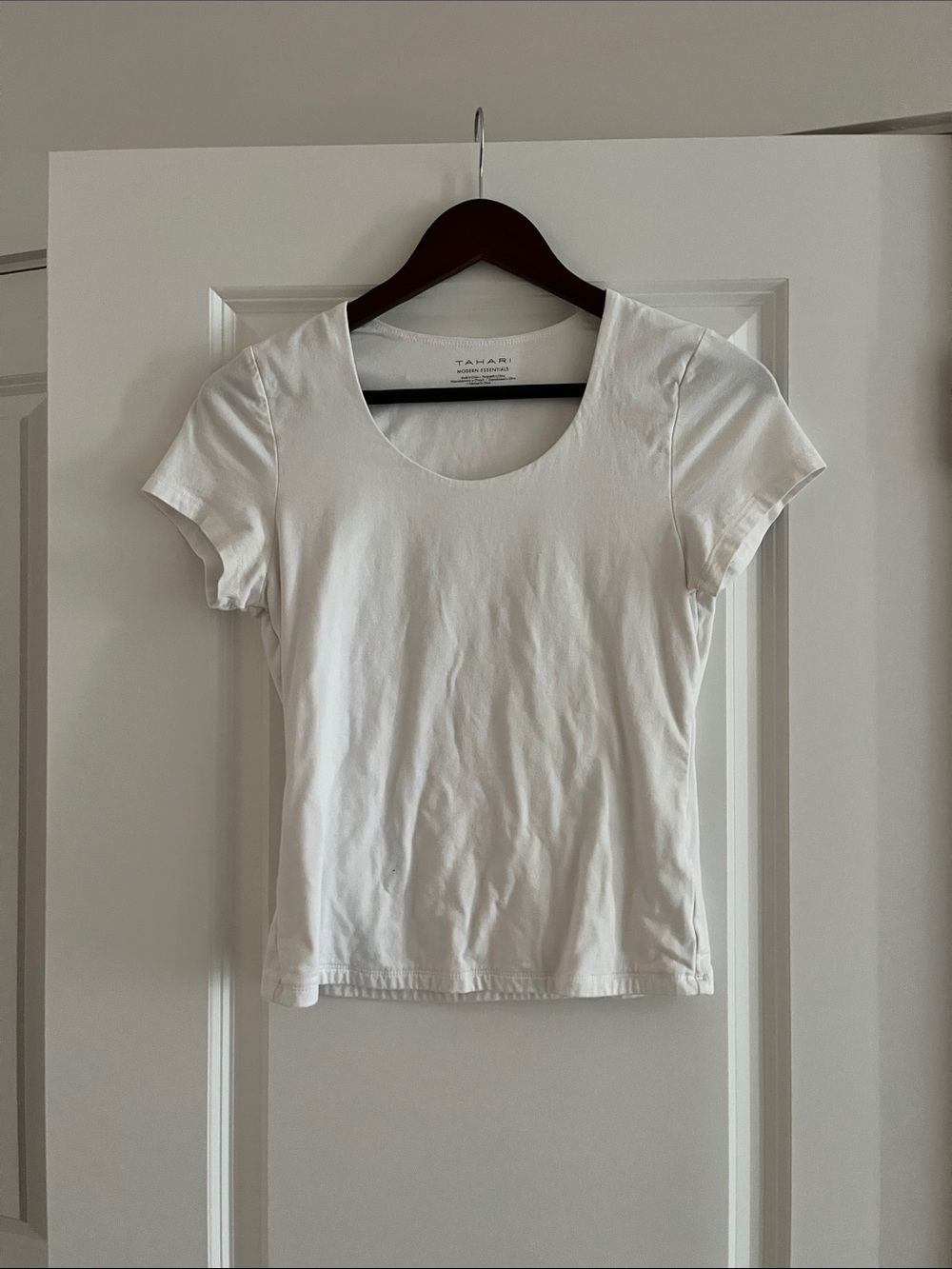 Tahari White Scoop Neck Short Sleeve Tee